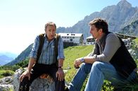 Der Bergdoktor – Das Verhältnis von Georg Sattler (Robert Giggenbach, l.) zu seinem Sohn ist schwer zerrüttet und stellt Martin (Hans Sigl, r.) vor große Probleme.