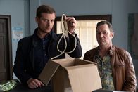 Die Chefin – Die Ermittler Maximilan Murnau (Christoph Schechinger, l.) und Paul Böhmer (Jürgen Tonkel, r.) finden in der Praxis des Toten eine Morddrohung.
