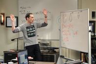 The Big Bang Theory – Ist dazu gezwungen, mit Barry Kripke zusammenzuarbeiten, was ihn in eine Krise stürzt: Sheldon (Jim Parsons) ...