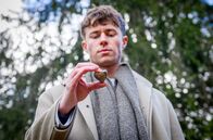 Sturm der Liebe – Philipp (Robin Schick) holt wehmütig den Stein in Herzform zurück, den er Ana mal geschenkt hat.