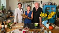 Der Geschmack Europas – Martin Traxl, Uschi Zezelitsch, Lojze Wieser mit der Bohnenproduktion von Uschi Zezelitsch.