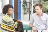 Community – Finden sich zu einer friedlichen Klatsch und Tratsch-Interessengemeinschaft über Brittas neuen Freund zusammen: Jeff (Joel McHale, r.) und Shirley (Yvette Nicole Brown, l.) ...