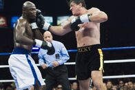 Rocky Balboa – Ein Fernsehsender veranstaltet einen virtuellen Kampf zwischen Rocky (Sylvester Stallone, r.) und dem aktuellen Weltmeister aller Klassen, Mason "The Line" Dixon (Antonio Tarver, l.). In dieser Simulation geht Rocky als Sieger hervor. Nun möchte Rocky es noch einmal wissen ...