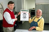 Löwenzahn Classics – Nach Peters (Peter Lustig, r.) Angaben hat Kommissar Flink (Ernst-Georg Schwill, l.) ein Phantombild des Einbrechers erstellt.