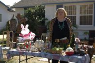 Baskets – Christine (Louie Anderson) versucht, Großmutters Kram bei einem Garagenverkauf zu verkaufen, doch als Jim mit einer Immobilienmaklerin auftaucht, gefällt ihr das ganz und gar nicht ...