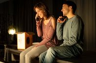 Auf einmal war es Liebe – Lotte (Kim Riedle) und Jakob (Kostja Ullmann) merken zunächst nicht, wie gut sie eigentlich zusammenpassen.