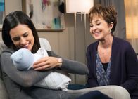 Chicago Med – Chicago Med Blutsbande - Bound Staffel 1, Episode 6 Glücklich Mutter mit ihrem Neugeborenen im Arm: Torrey DeVitto als Dr. Natalie Manning, Annie Potts als Helen