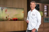 ARD-Buffet – Hat einen herzhaften Klassiker im Gepäck: Fernsehkoch Christian Henze bereitet Kalbsleber mit Zwiebeln, Kartoffelstampf und Äpfeln zu.