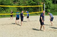 Lebensretter – Die Männer der Feuer- und Rettungswache Chemnitz 2 beim Dienstsport am Volleyballnetz.