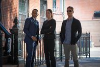 Limitless – Ein neuer Fall beschäftigt: Brian (Jake McDorman, r.), Rebecca (Jennifer Carpenter, M.) und Boyle (Hill Harper, l.) ...