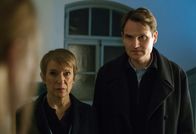 Tatort – Paula Ringelhahn (Dagmar Manzel) und Felix Voss (Fabian Hinrichs) stehen vor der Tür von Mia Bannert.