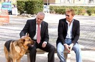 Kommissar Rex – Kommissar Lorenzo Fabbri (Kaspar Capparoni, re.) und sein Hund Rex sind von der Unschuld ihres Vorgesetzten Filippo Gori (Augusto Zucchi, li.) überzeugt.