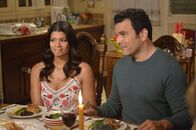 Jane the Virgin – Für Xiomara (Andrea Navedo, l.) ist es keine leichte Situation, ihre Beziehung zu Bruce (Ricardo Chavira, r.) andauernd vor ihrer Tochter rechtfertigen zu müssen ...