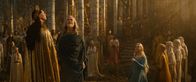 Der Herr der Ringe: Die Ringe der Macht – Cirdan (Ben Daniels, 2.v.l.) hat die Ringe zurück nach Lindon gebracht. Er selbst, der Hohe König Gil-galad (Benjamin Walker, l.) und Galadriel (Morfydd Clark, im Vordergrund r.) stecken sie sich an und beobachten die Auswirkungen.