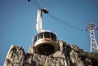 Profis am Limit – Die Instandhaltung von Seilbahnen erfordert von den Technikern höchste Konzentration.