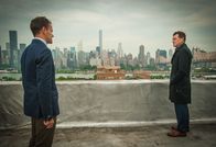 Elementary – Als sein entfremdeter, aber äußerst mächtiger Vater, Morland Holmes (John Noble, r.), von Sherlocks (Jonny Lee Miller, l.) Rückfall erfährt, setzt er alles in Bewegung, um die Anschuldigungen gegen seinen Sohn zu entkräftigen ...