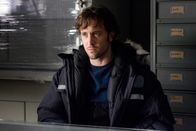 Whiteout – Hat Russell Haden (Alex O'Loughlin) etwas mit den Morden zu tun?