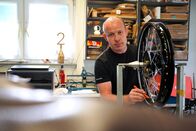Hoagascht – Puch Motorrad-Sammler Christian Galli in seiner Werkstatt, beim Restaurieren von Speichen, aufgenommen während ServusTV's "Heimatleuchten" in Aigen, St. Martin im Sulmtal am 27.08.2024