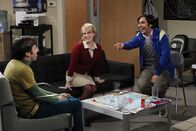 The Big Bang Theory – Verbringen die ganze Nacht im Büro, weil sie mit einem ferngesteuerten Teleskop Planeten beobachten möchten: Raj (Kunal Nayyar, r.), Howard (Simon Helberg, l.) und Bernadette (Melissa Rauch, M.) ...