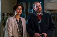 Seebad-Saga – Fie Kjaer (Rosalinde Mynster, li.), Morten Enevoldsen (Morten Hemmingsen, re.)