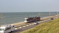 Eisenbahn-Romantik – Mehr Meernähe geht nicht: Die Küstentram an der Nordsee vor Belgien.
