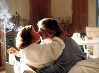 Kir Royal – Baby (Franz Xaver Kroetz) und Mona (Senta Berger) genießen einen Abend in ihrem neuen Haus.