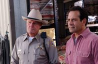 Monk – v.li.: Sheriff Bates (Charles Napier), Adrian Monk (Tony Shalhoub).