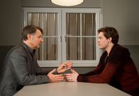 Rote Rosen – ARD ROTE ROSEN FOLGE 1940 Uhr im ERSTEN. Drechsler (Klaus Christian Schreiber, l.) verlangt von Theo (Frederic Böhle, r.), dass er belastende Unterlagen aus dem Büro entfernt.