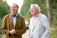 Die Rosenheim-Cops – Ferdinand Reischl (Wolfgang Fierek, li.) steht den Geschäftsplänen Harry Nordens (Dieter Thomas Heck) skeptisch gegenüber, denn was soll ein Safaripark in Rosenheim.