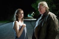 Ostfriesenkiller – Ann Kathrin (Christiane Paul, l.) hat gesehen, wie sie jemand von ihrem Garten aus beobachtet hat. Halbnackt verfolgt sie die Person auf die Straße, wo sie jedoch nur Peter Grendel (Andreas Euler, r.) in die Arme läuft. Der Beobachter ist verschwunden.