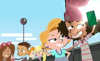 Max & Maestro – Auf der Höhe des Ruhms: Maurice macht Selfies mit Fans, im Hintergrund geben Max und Leon Autogramme.