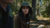 Out of Touch – Ava (Sara Shirpey) nimmt mutig die Herausforderung an, gemeinsam mit John und seinen Eltern auf die Jagd zu gehen, obwohl sie Vegetarierin ist.