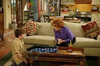 Two and a Half Men – Freuen sich auf die Geburtstagsparty: Evelyn (Holland Taylor, r.) und Jake (Angus T. Jones, l.) ...