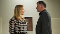 In aller Freundschaft – Sarah Marquardt (Alexa Maria Surholt) muss Wege finden, die Renditeerwartungen des Abaris-Klinikkonzerns zu erfüllen. Sie weiß vor lauter Arbeit nicht mehr, wo ihr der Kopf steht und bittet Dr. Roland Heilmann (Thomas Rühmann) um Hilfe. Doch der hat selbst genug zu tun und geht dann zu einem Konzert seines Enkels Jonas. Auch Sarahs Sohn Bastian erwartet seine Mutter dort, aber sie wird es nun nicht schaffen.