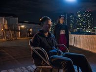 Elementary – Joan Watson (Lucy Liu, r.) und Sherlock Holmes (Jonny Lee Miller, l.) versuchen herauszufinden, ob Alfredo entführt wurde, oder einen Rückfall erlitten hat ...