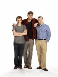 Two and a Half Men – Zwei Männer und eine halbe Portion: Walden Schmidt (Ashton Kutcher, M.), Alan (Jon Cryer, r.) und Jake Harper (August T. Jones, l.) ...