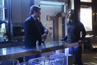 Castle – Castle (Nathan Fillion, l.) sucht Rat bei Hayley Shipton (Toks Olagundoye, r.). Aber kann sie ihm auch dieses Mal helfen?; Castle (Nathan Fillion, l.) sucht Rat bei Hayley Shipton (Toks Olagundoye, r.). Aber kann sie ihm auch dieses Mal helfen?