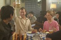 Sechserpack – Ein deutsches Brauhaus mitten in Japan? Alles wie daheim ... oder etwa nicht? Die Tücke liegt halt im Detail. (Hanno Friedrich, Nina Vorbrodt)