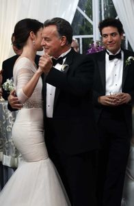 How I Met Your Mother – Fünf Monate später steht Robins (Cobie Smulders, l.) und Barneys großer Tag bevor. Gemeinsam mit Robins Vater (Ray Wise, M.) und ihren Freunden Ted (Josh Radnor, r.), Lily und Marshall genießen sie ihn in vollen Zügen ...