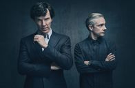 Sherlock – Eine Videobotschaft lässt Meisterdetektiv Sherlock am Tod seines Rivalen Moriarty zweifeln: Hat Moriarty diese vorher aufgezeichnet - oder tatsächlich auf mysteriöse Weise überlebt? Nun sehnt Sherlock ungeduldig den nächsten Schachzug des raffinierten Verbrechers herbei. Leider lässt dieser auf sich warten. - Sherlock (Benedict Cumberbatch) und Watson (Martin Freeman) zweifeln an Moriartys Tod.