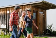 Der Schmidt Max auf der Suche – Von links: Schmidt Max, Tom Huber und Hilde Huber auf dem Flugplatz.