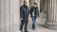 Sturköpfe – Die Blindenlehrerin Sissi (Alwara Höfels) soll sich um den erblindeten Stahlfabrikant Theo Olssen (Peter Haber) kümmern.
