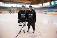 Checker Tobi – Checker Tobi (rechts) mit Eishockeyspieler Christian Trötzel.