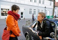 Rote Rosen – ARD ROTE ROSEN FOLGE 1422 Uhr im ERSTEN. Ariane (Alexandra Horn, l.) vergisst ihr Versprechen an Hannes, weil sie sich Hals über Kopf in Robin (Niklas Osterloh, r.) verliebt.