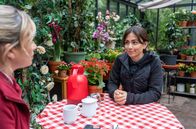 Sturm der Liebe – Lale (Yeliz Simsek, r.) bricht eine Lanze für Miro und beichtet Greta (Laura Osswald, l.) ihre Sucht.