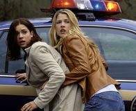 Final Destination 2 – Ein Jahr nach einem folgenreichen Flugzeugabsturz befindet sich Clear (Ali Larter, r.), die einzige Überlebende jenes Absturzes, zu ihrem eigenen Schutz in der Psychiatrie. Es dauert nicht lange, da taucht bei ihr die College-Studentin Kimberly (A. J. Cook, l.) auf. Gemeinsam versuchen sie, dem entfesselten Sensenmann von der Schippe zu springen ...