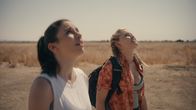 Fall - Fear Reaches New Heights – Noch sind sie am Boden, doch ihr Ziel ist erreicht: Becky (Grace Caroline Currey, l.) und Hunter (Virginia Gardner, r.) wollen einen nadelartigen Turm besteigen, der quasi im Nichts liegt.