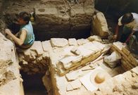 Terra X: Superhelden – 1991/1992 legen Arch‰ologen auf Kefalonia ein mykenisches Herrschergrab frei. Zun‰chst hieﬂ es, das Grab des Odysseus sei entdeckt worden. Wissenschaftler zweifeln, dass der Held der Odyssee eine historische Figur ist. in Verbindung mit der Sendung bei Nennung ZDF/Makis Metaxas1991/1992 legen Arch?ologen auf Kefalonia ein mykenisches Herrschergrab frei. Zun?chst hiefl es, das Grab des Odysseus sei entdeckt worden. Wissenschaftler zweifeln, dass der Held der Odyssee eine historische Figur ist. in Verbindung mit der Sendung bei Nennung ZDF/Makis Metaxas