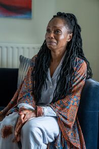 The Chelsea Detective – Lyn Cowie (Mina Andala) ist verzweifelt nach dem Mord an ihrem Mann.