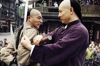 Fearless – Mit Ehrgeiz und Willensstärke gelingt es Huo Yuanjia (Jet Li, r.) gegen den Willen seines Vaters ein berühmter Material Arts Kämpfer zu werden. Doch der Erfolg lässt ihn arrogant und hitzköpfig werden, sein Kampfstil bleibt seelenlos. Erst ein großes Unglück bringt die Wandlung ...